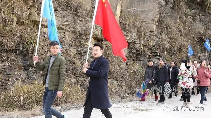 旅投公司岗位大练兵 摆手舞尽显土家情怀