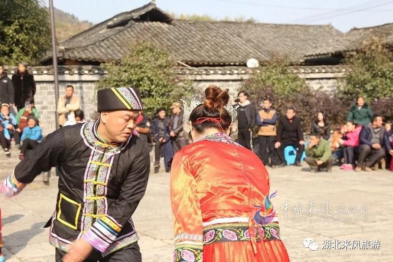 旅投公司岗位大练兵 摆手舞尽显土家情怀